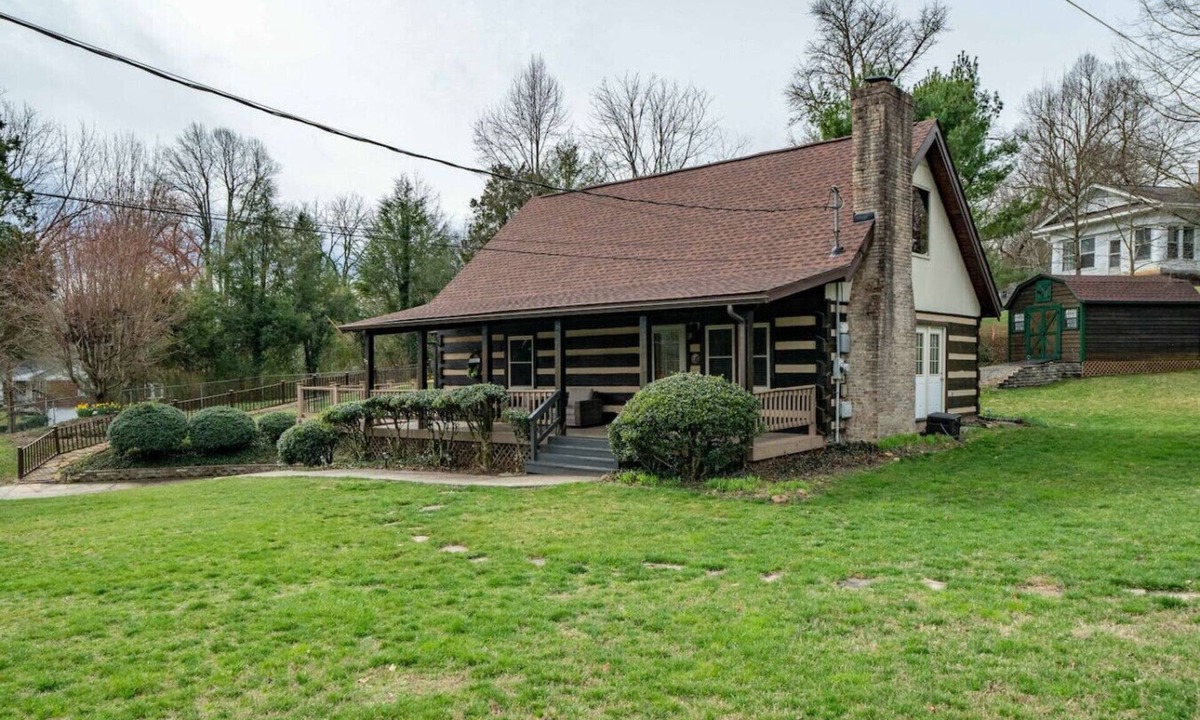 Bristol Cabin | Cabin Retreat w/Pool in Bristol