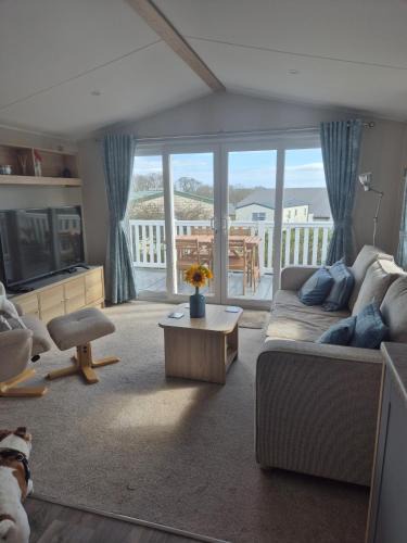 Coldingham House | Cabin Sleeps 4 with Garden and Parking