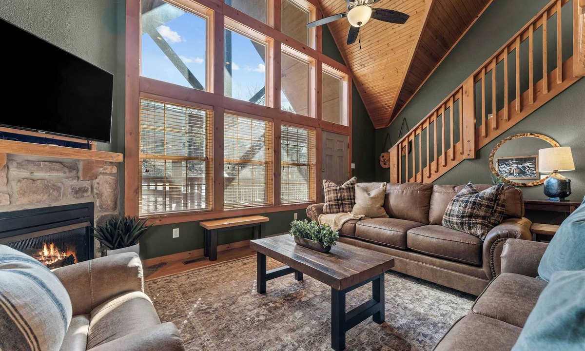 Reeds Spring Cabin | Cabin w/4 Master Suites! Close to Silver Dollar City!