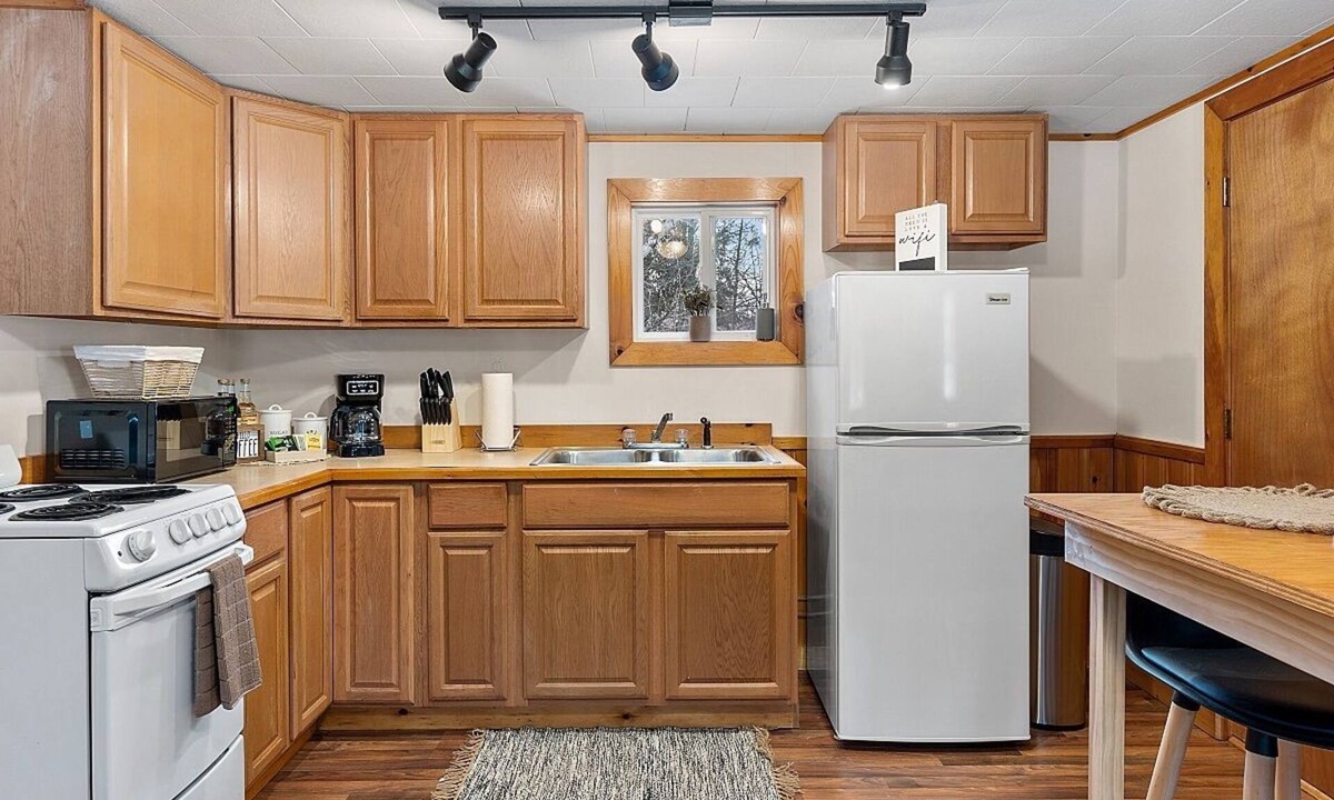 Thornton Cabin | Cabin W/Private Hot Tub~ Pet Friendly NEar Loon Mtn, Waterville & OWls NEst Rst