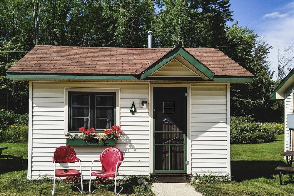 Cadillac Cabin | Cadillac Woodland Oasis - Cozy Glamping Cabins for Romantic Escapes in Michigan