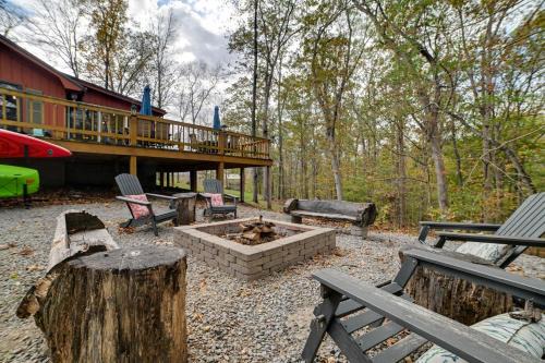 Cadiz House | Cadiz Vacation Home w/Deck: Walk to Lake Barkley