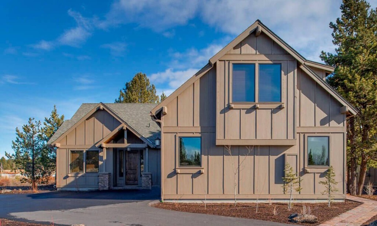 Sunriver Cabin | Caldera Escape with Access to Forest House