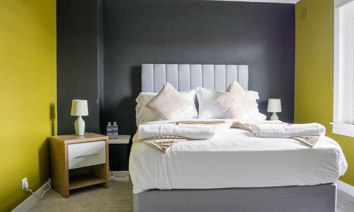 Bathgate House | Caledonia Luxe Stays Short Lets Agency Bathgate