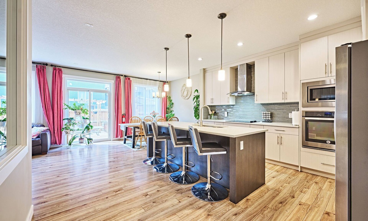 Symons Valley House | Calgary Mega-Home: 7BR, 2 Kitchens, 5 Baths! Groups, Family & Banff Getaway
