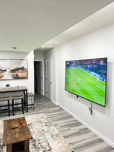 Calgary Apartment | Calgary Serene Suite - 19mins from airport, 1hr to Banff, 85" Cinema, Fibre WiFi, Full Kitchen