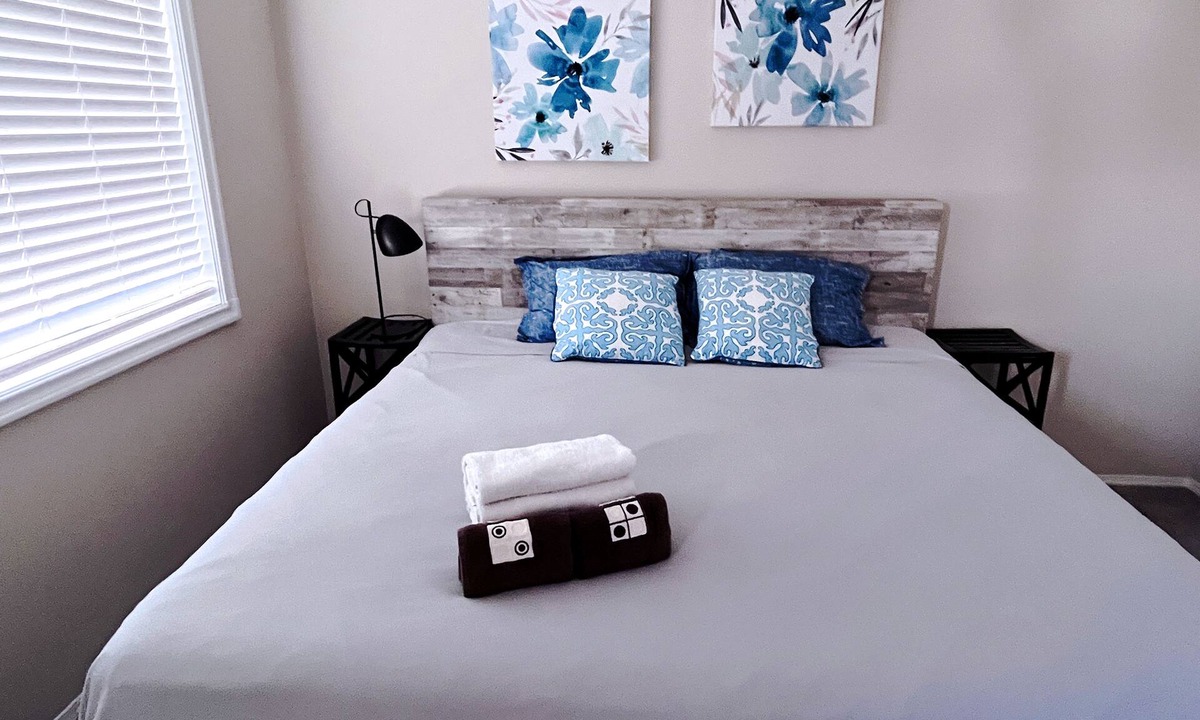 Arbour Lake House | Calgary- single room &private bathroom close LRT&free parking