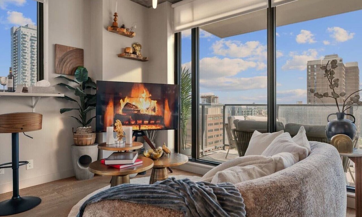 Connaught Apartment | Calgary Tower View |King Bed | 2BR |AC |Gym