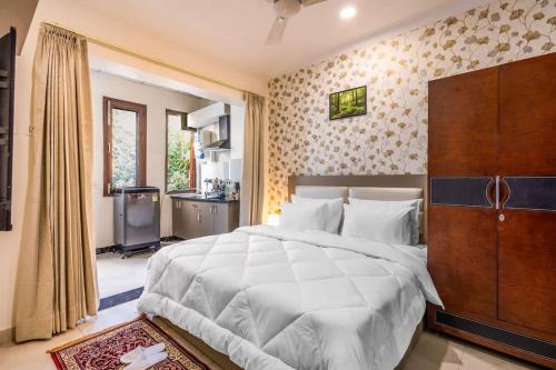 Sector 40 Apartment | Calm Living in the City