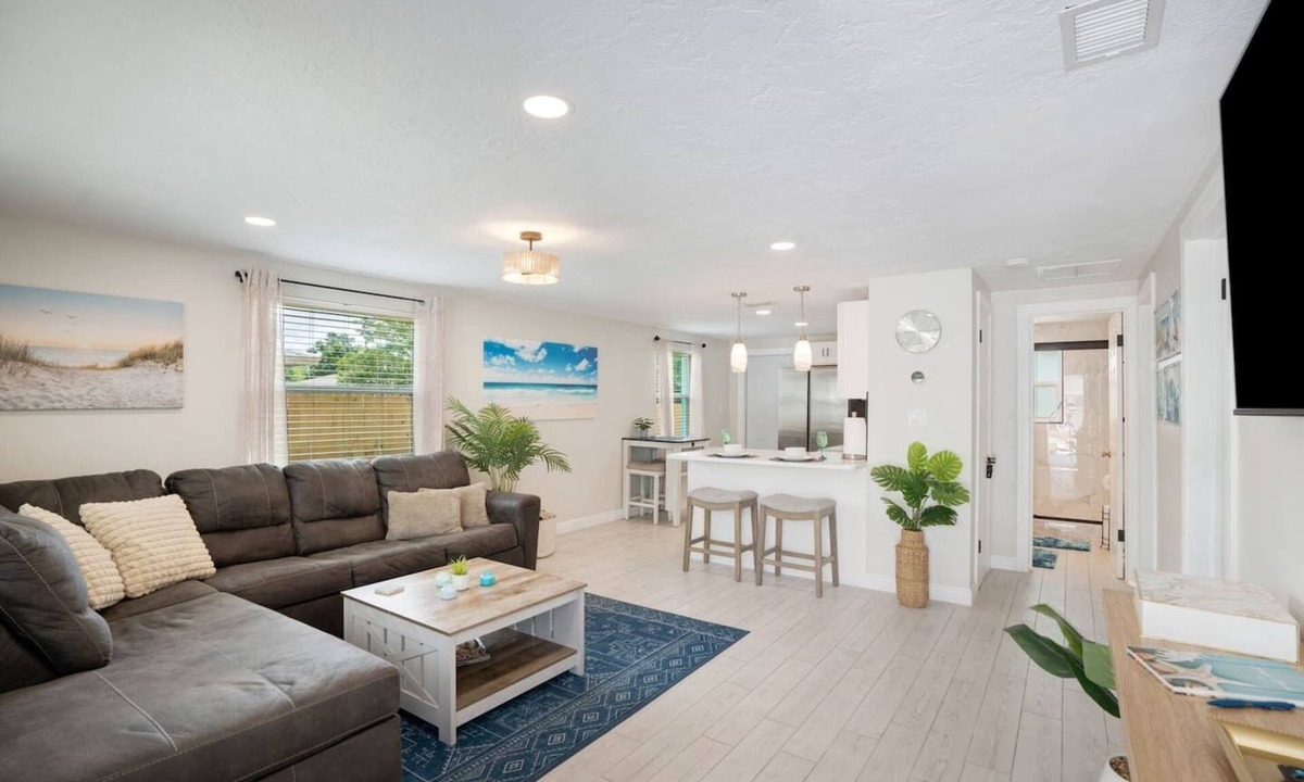 Bayshore Gardens House | Calm Sunset: Sleep 12, Renovated
