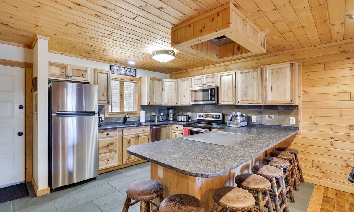 Village at Camelback House | CAMELBACK CABINS 103 in POCONOS Ski on off block parking level no steps to unit