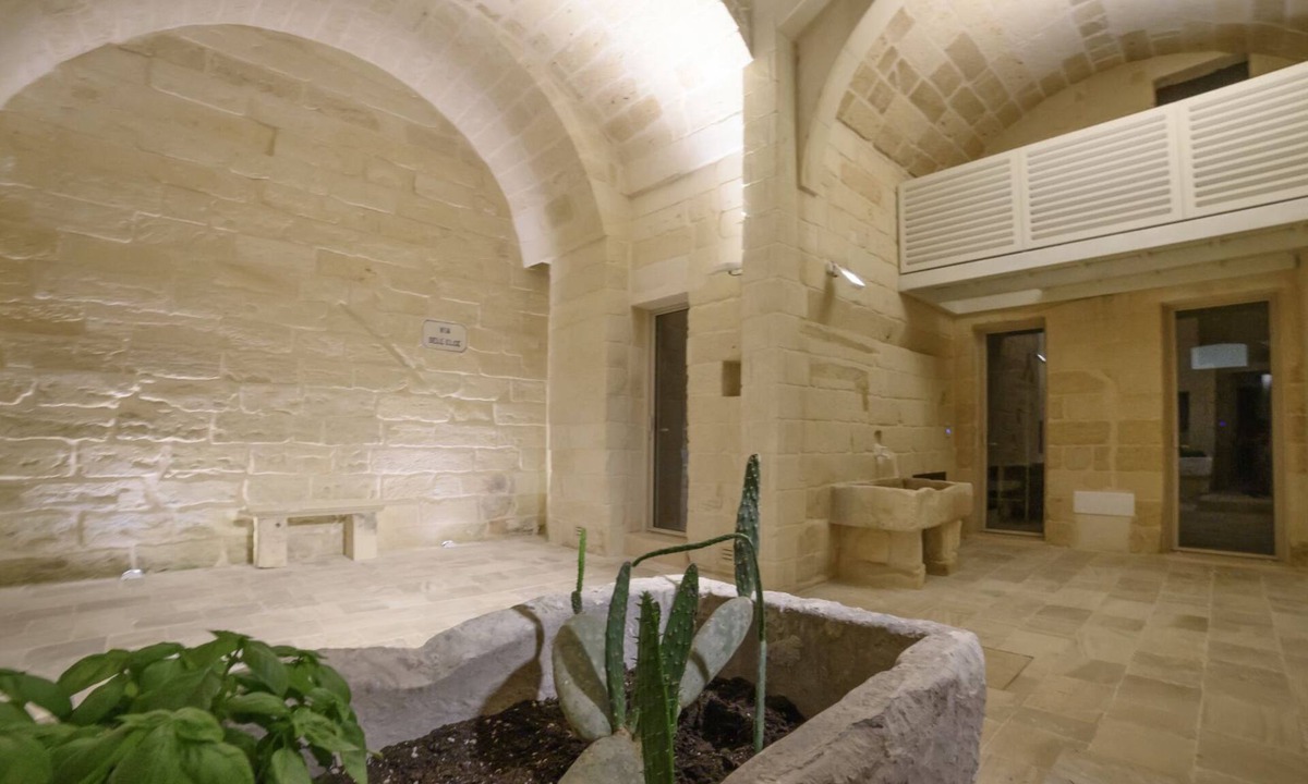 Lecce Apartment | Camera matrimoniale, ambiente ricercato, arredato ed impreziosito.