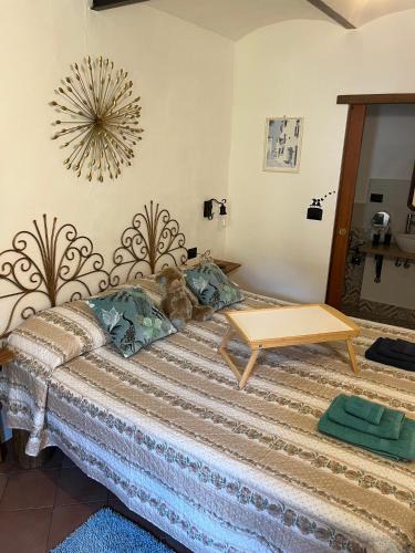 Castellero Apartment | Camera Orchidea con bagno privato