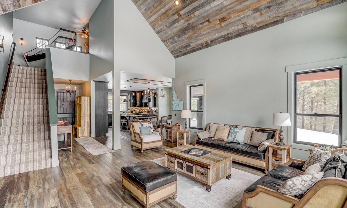Cascade House | Camp 95 - Stunning Mountain Home - 4.5 Acres - Views - Hot Tub - Pet friendly - Private