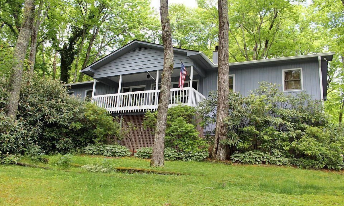 Highlands House | Camp Bear Pen 3BR/2 baths - near town.