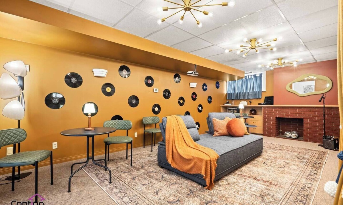 Edmonton House | Campus Karaoke House | Near University | Sleeps 12