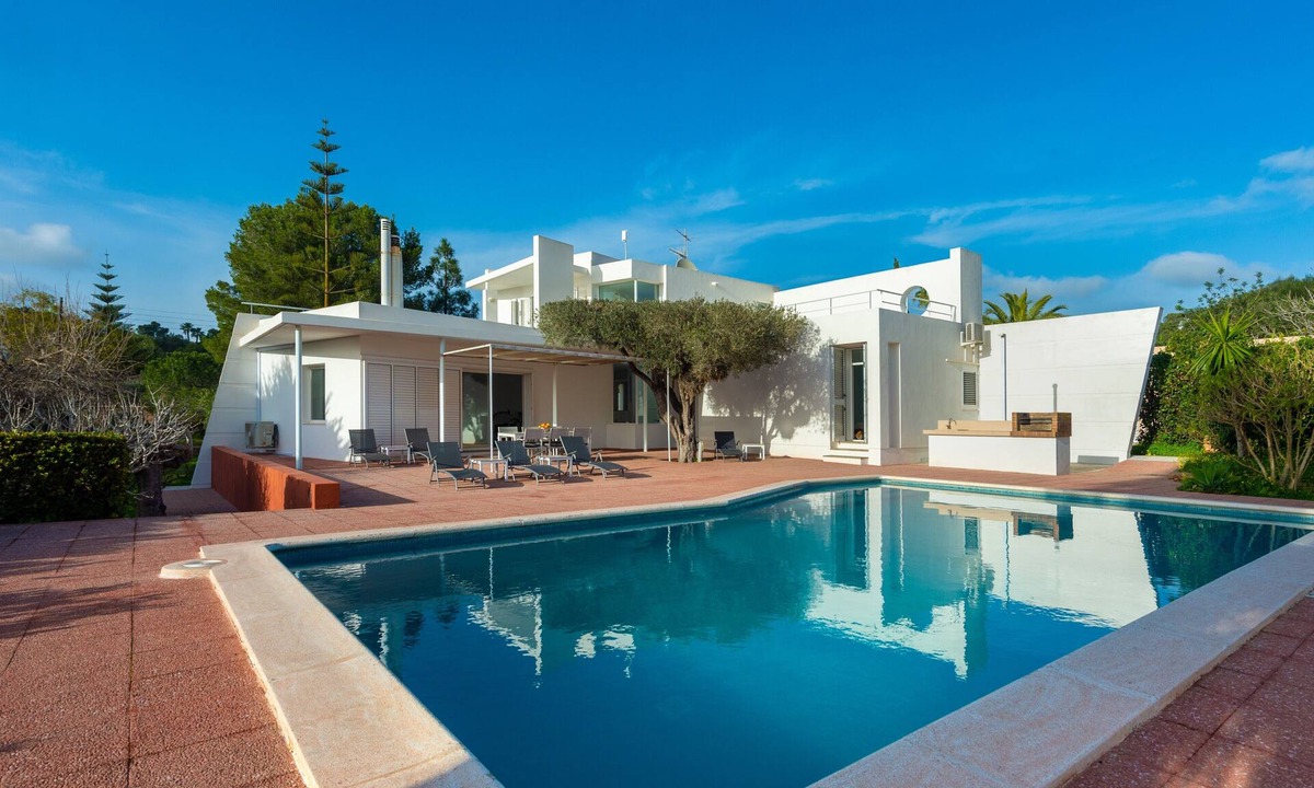Can Besso Villa | CAN LLUC Holiday Home with Wi-Fi, Air Conditioning, Pool, Garden and Sun Terrace