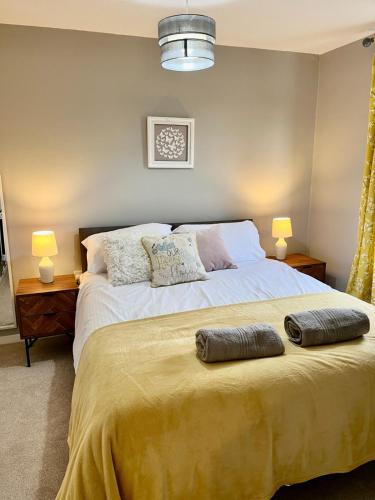 Warrington House | Canada House - Sleeps 6 -3 King or 6 Single Ideal for contractors