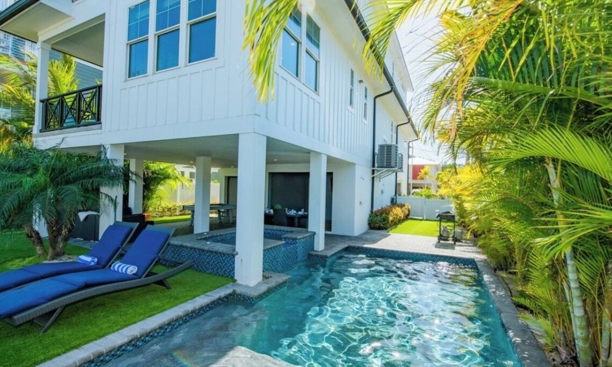 Bradenton Beach House | Canal Front! Putt putt, paddle boards,kayaks, heated pool and spa!
