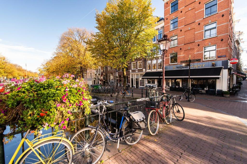 Grachtengordel-West House | Canal-View Studio in Jordaan, Smart TV