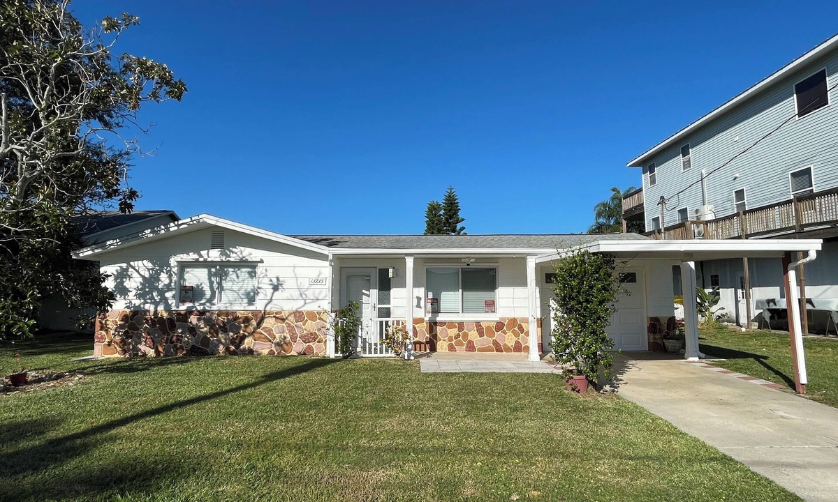 Hudson Beach Estates House | Canalfront 3 Bed 2 Bath Renovated House - Pet Friendly