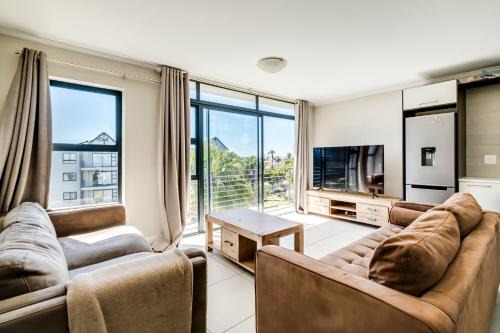 Century City Apartment | Canalside Tranquility