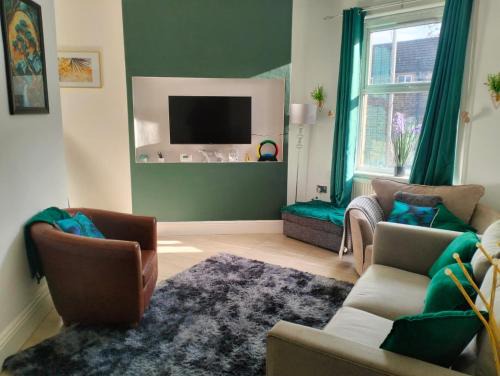 Huddersfield Apartment | Canalside View House - Modern 11 Bed Retreat in the Yorkshire Dales
