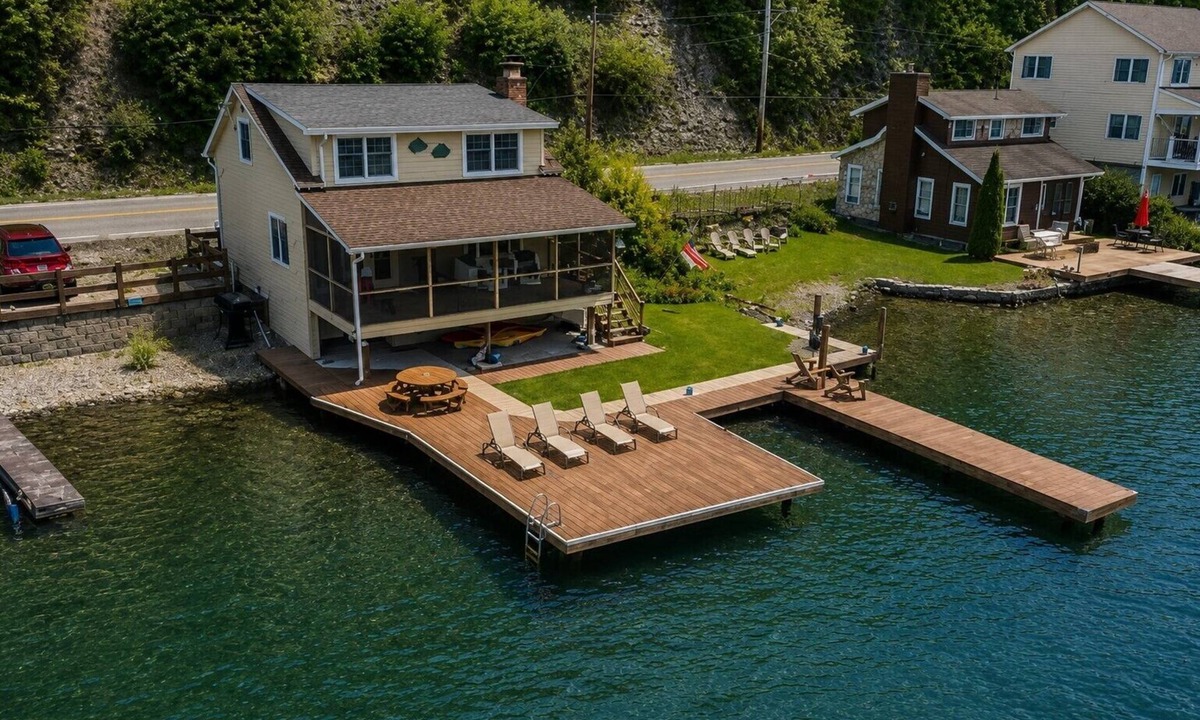 Naples House | Canandaigua Lakefront | 5 Mins to Naples | Dock