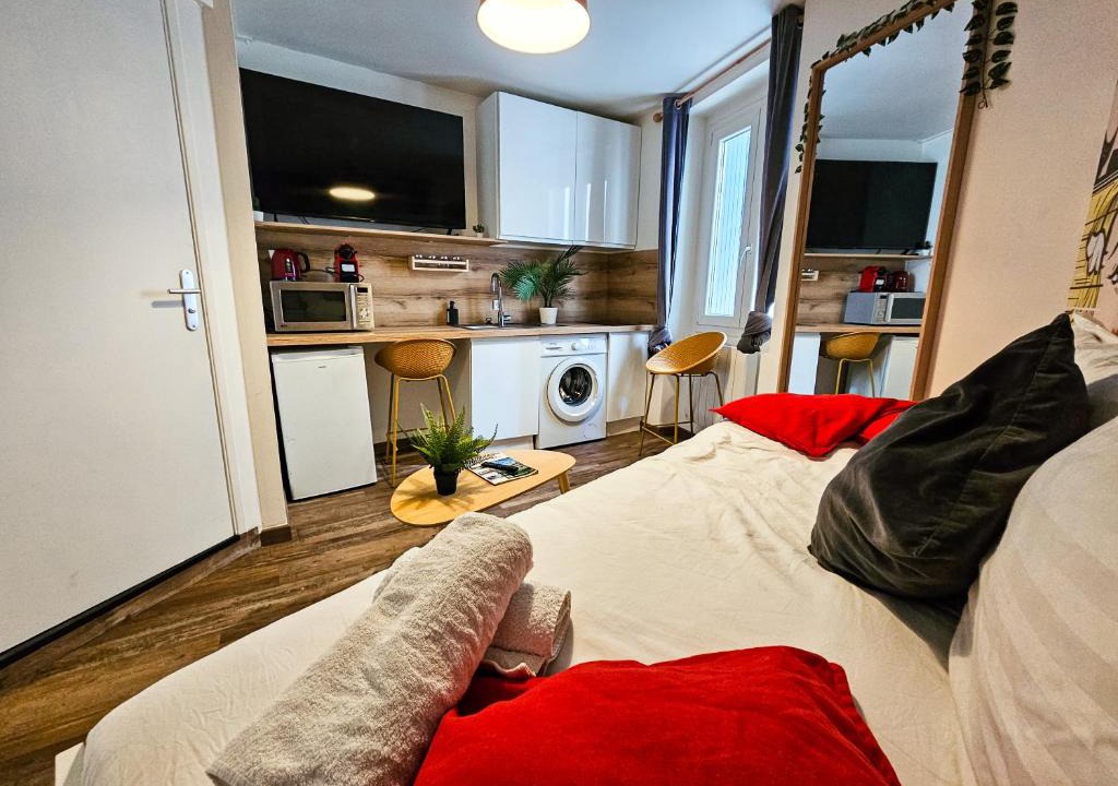 Centre Ville Apartment | Candy - People's Square - Netflix