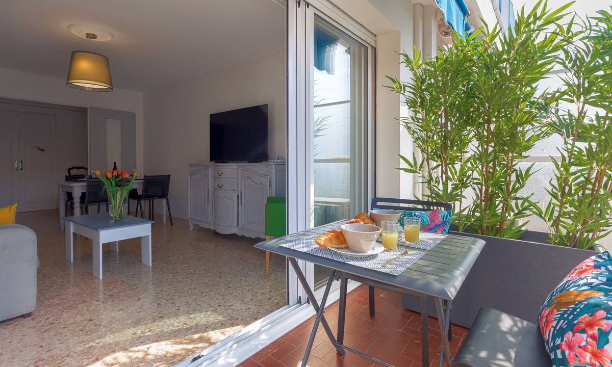 Cannes La Bocca Apartment | Cannes beach 400 metres away, Spacious air-conditioned 2-bedroom apartment