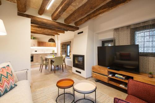Cornella del Terri Villa | Cannn Patllari de Corts I II