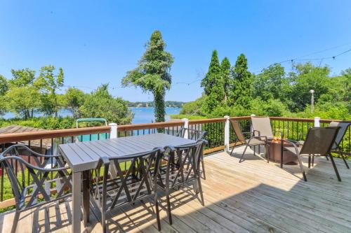 East Troy House | Canoes & Dock: Waterfront Retreat on Lake Beulah!
