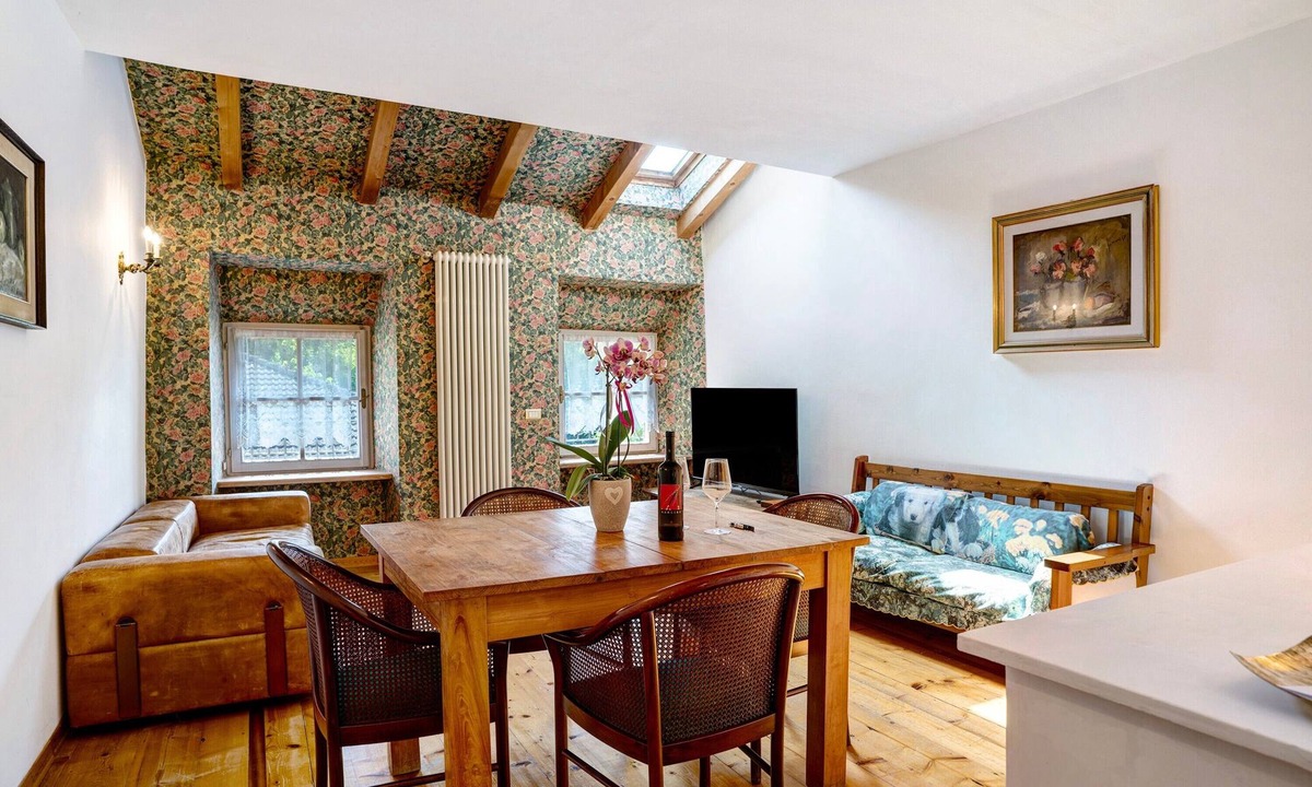 Barco House | Cantina Romanese Apartment with Mountain View, Private Garden and Wi-Fi