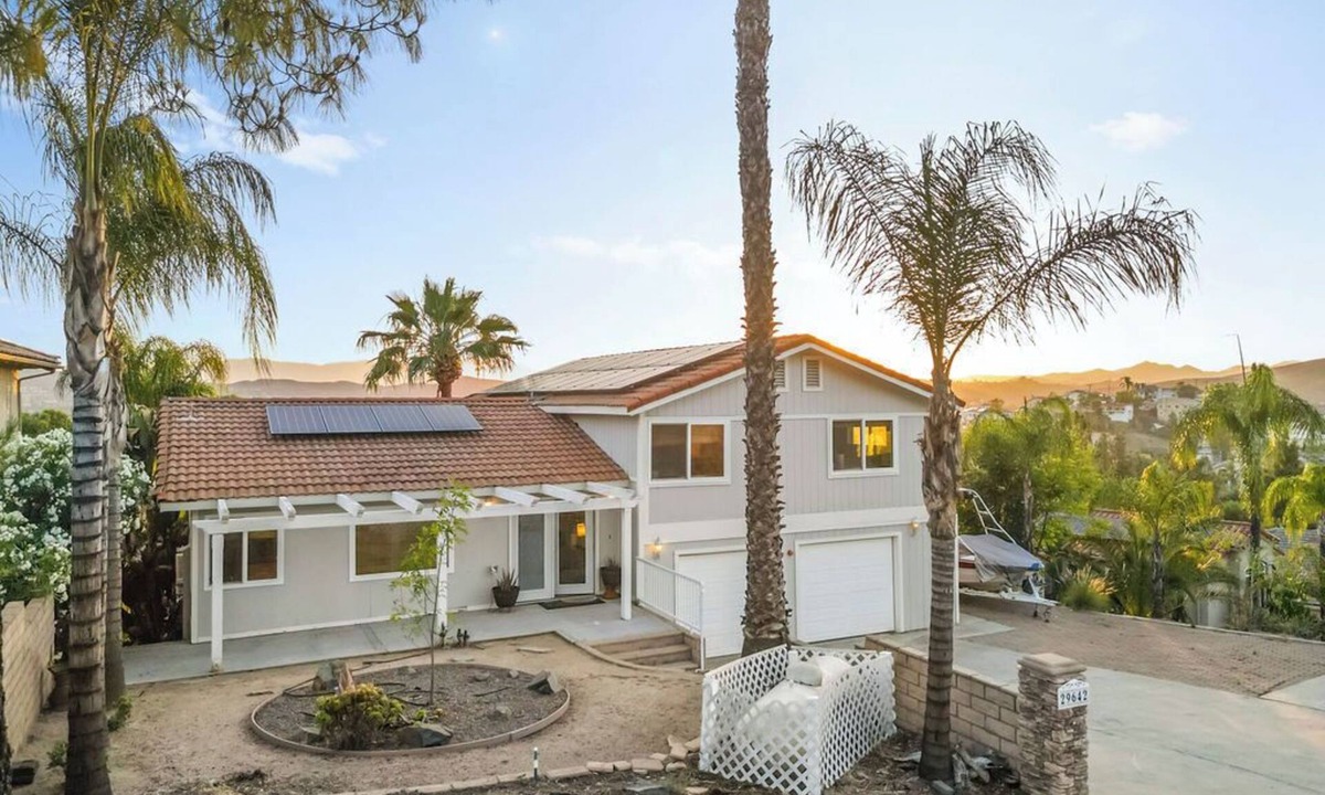 Canyon Lake Villa | Canyon Lake Getaway Mid-Term Rental | 5-BR House Canyon Lake, Riverside | Pool Spa Golf
