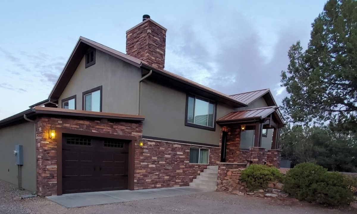 Kanab House | Canyon Views from Every Room! 3-Acre Lot 4-BR, 3-BA