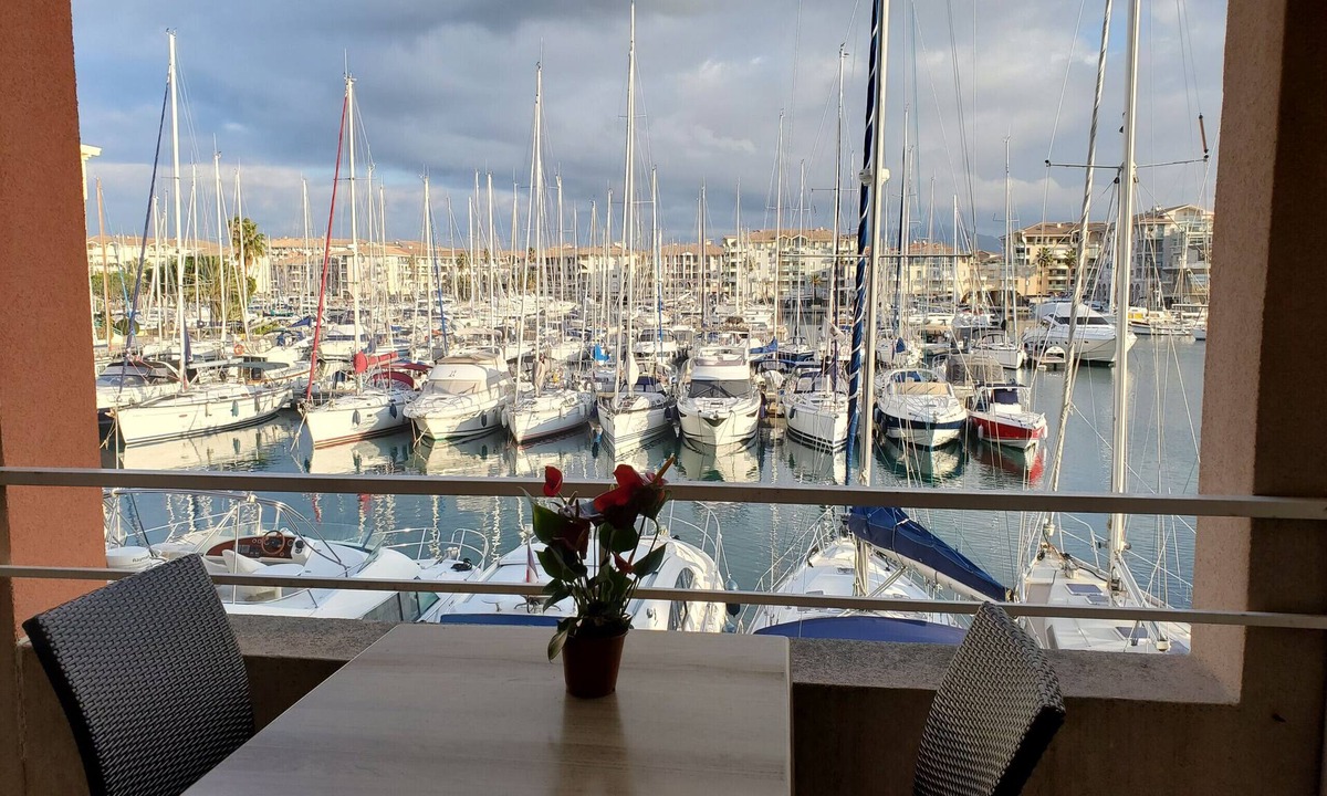 Frejus Port Apartment | Cap Hermès Studio Magnificent Port View 30m2 air-conditioned 3 people swimming pool beaches parking