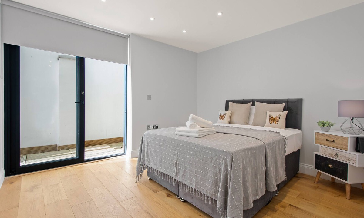 Cazenove Apartment | Capacious Three Bed Apartment in Slindon Court by MySquare