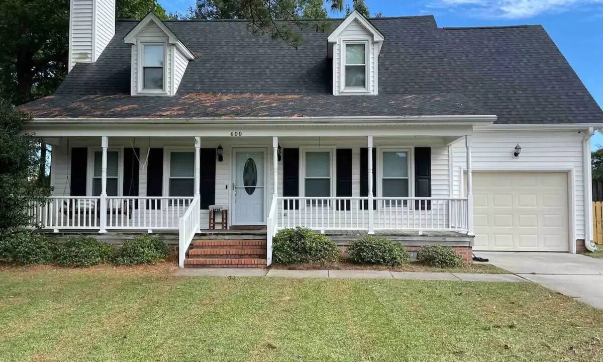 Kings Grant House | Cape Cod-style Family Home - pet friendly!