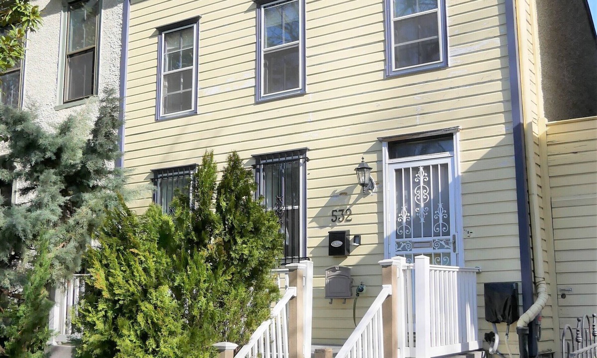 Capitol Hill House | Capitol Hill Historic Home – 3 Bedrooms, 3 Full Baths – Great Location!