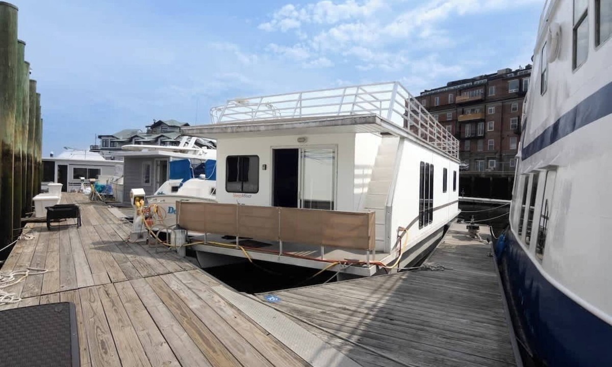Waterfront Boat Rental | Capricornus: Oceanside Vacation