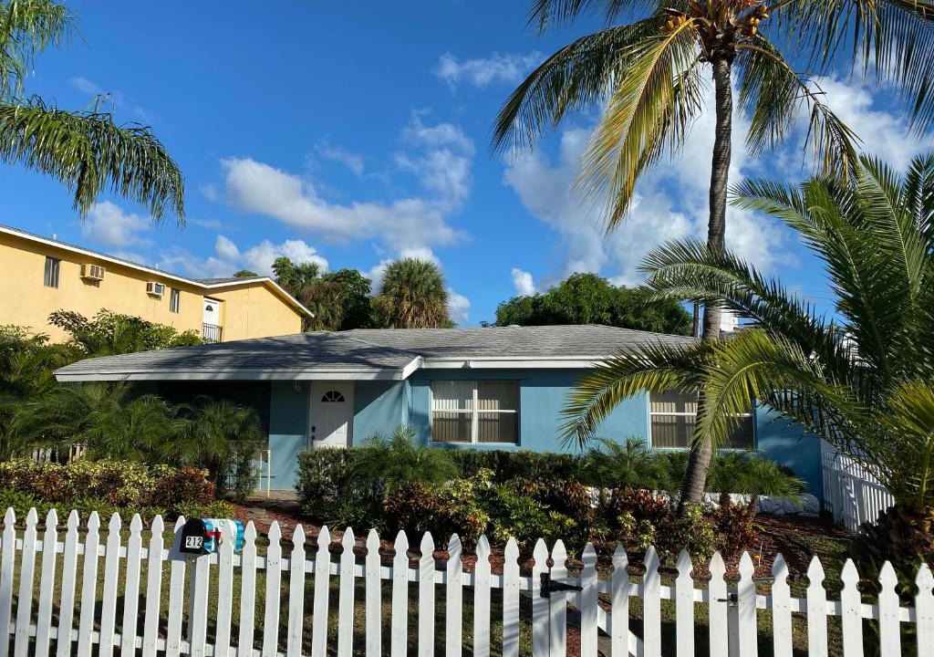 South Palm Park Neighborhood Association House | Captain's Hideaway-(15min from PBI/5min to beach)