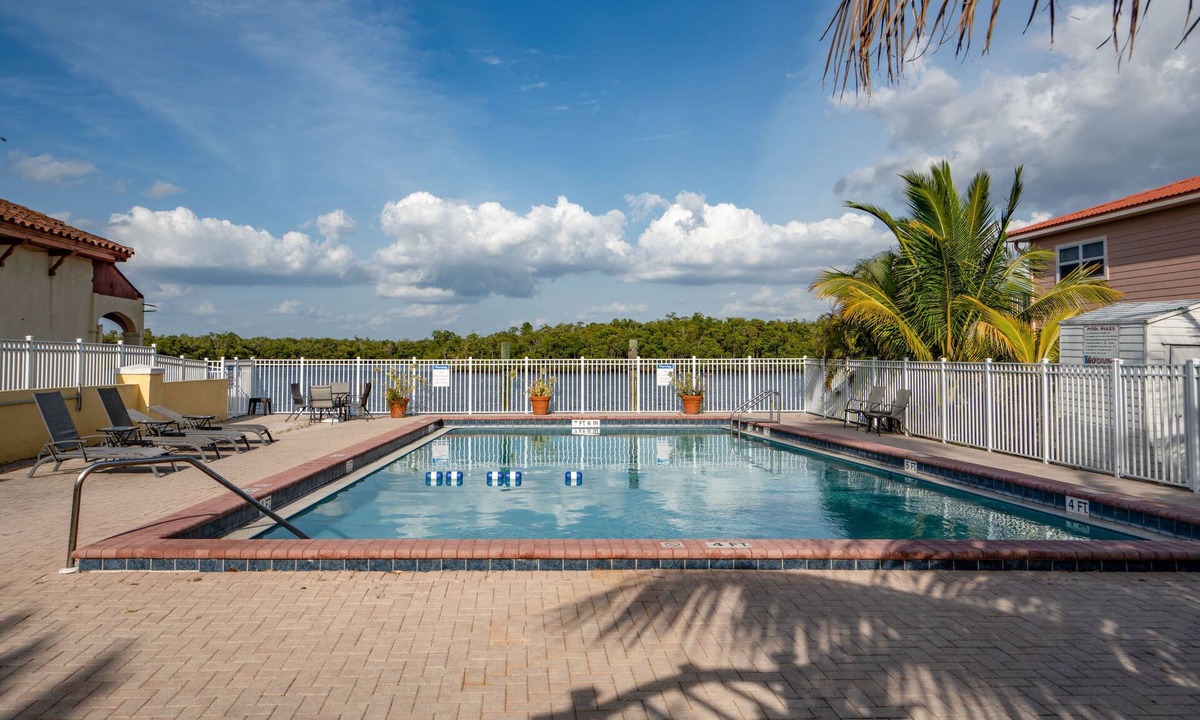 Everglades City Hotel | Captain's Table Hotel