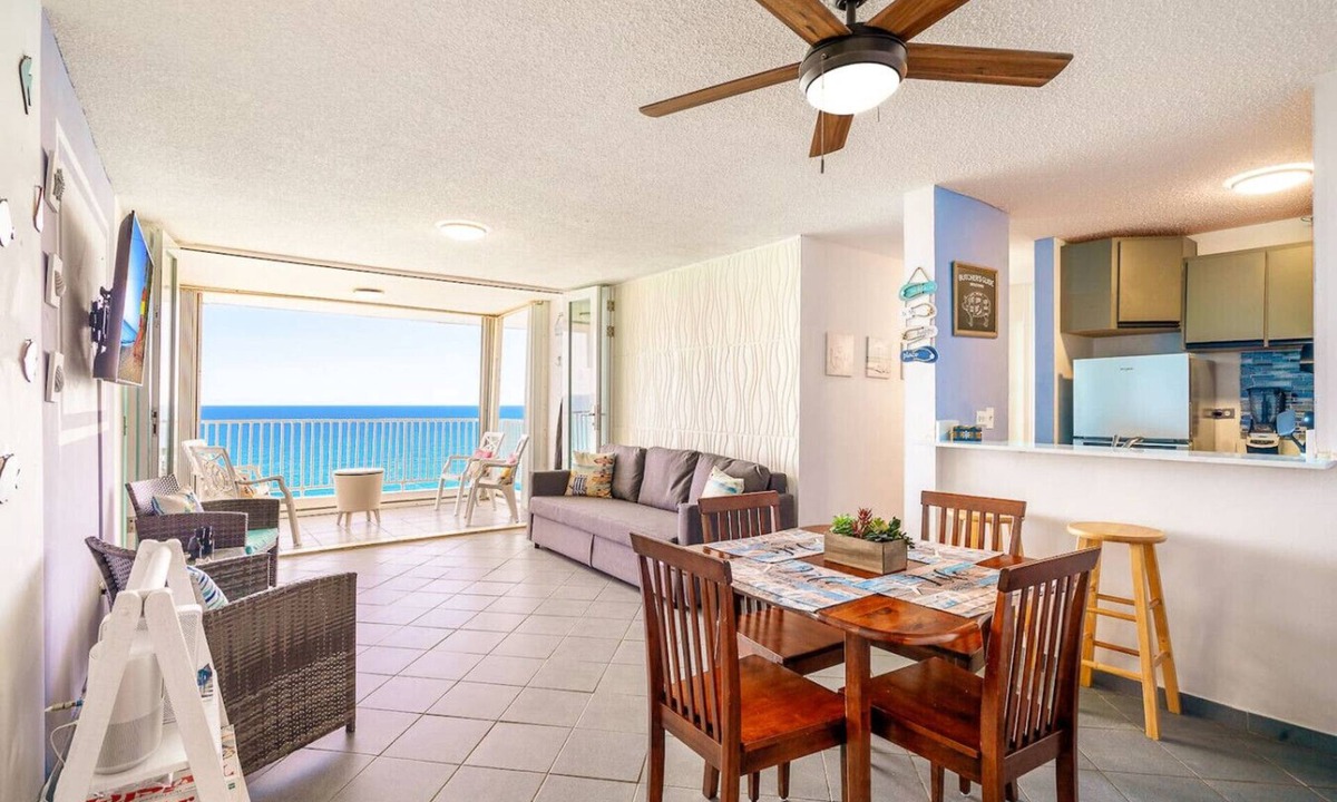 La Pared Apartment | Captain’s Beachfront Pool and Parking