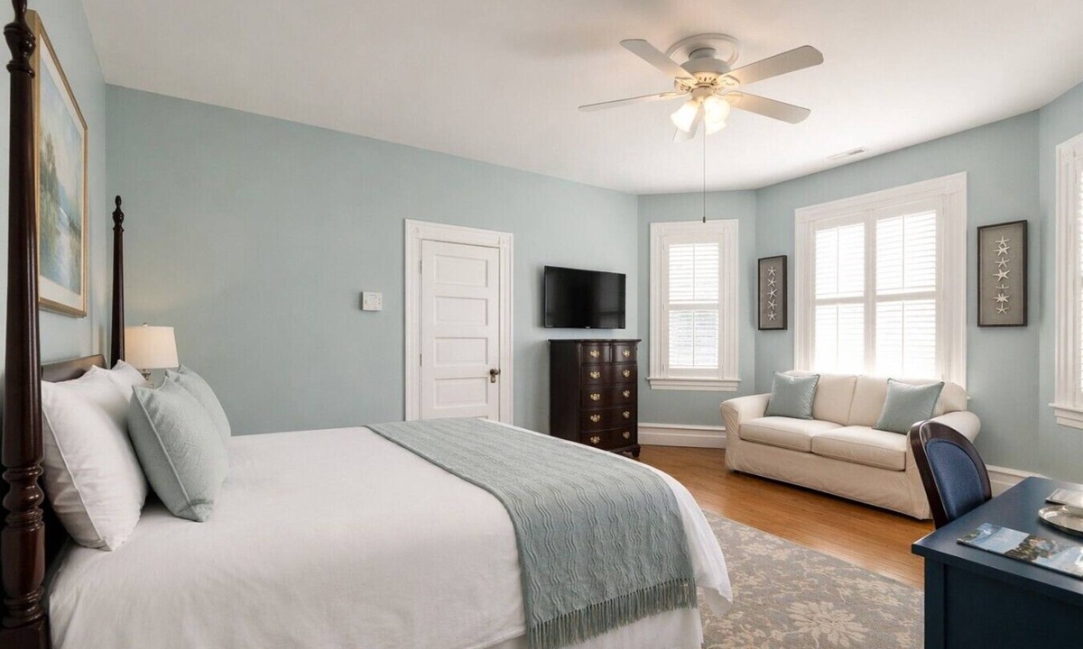 Edenton Bed & Breakfast | Captain’s Quarters Inn Downtown Edenton King Bed 2nd Floor
