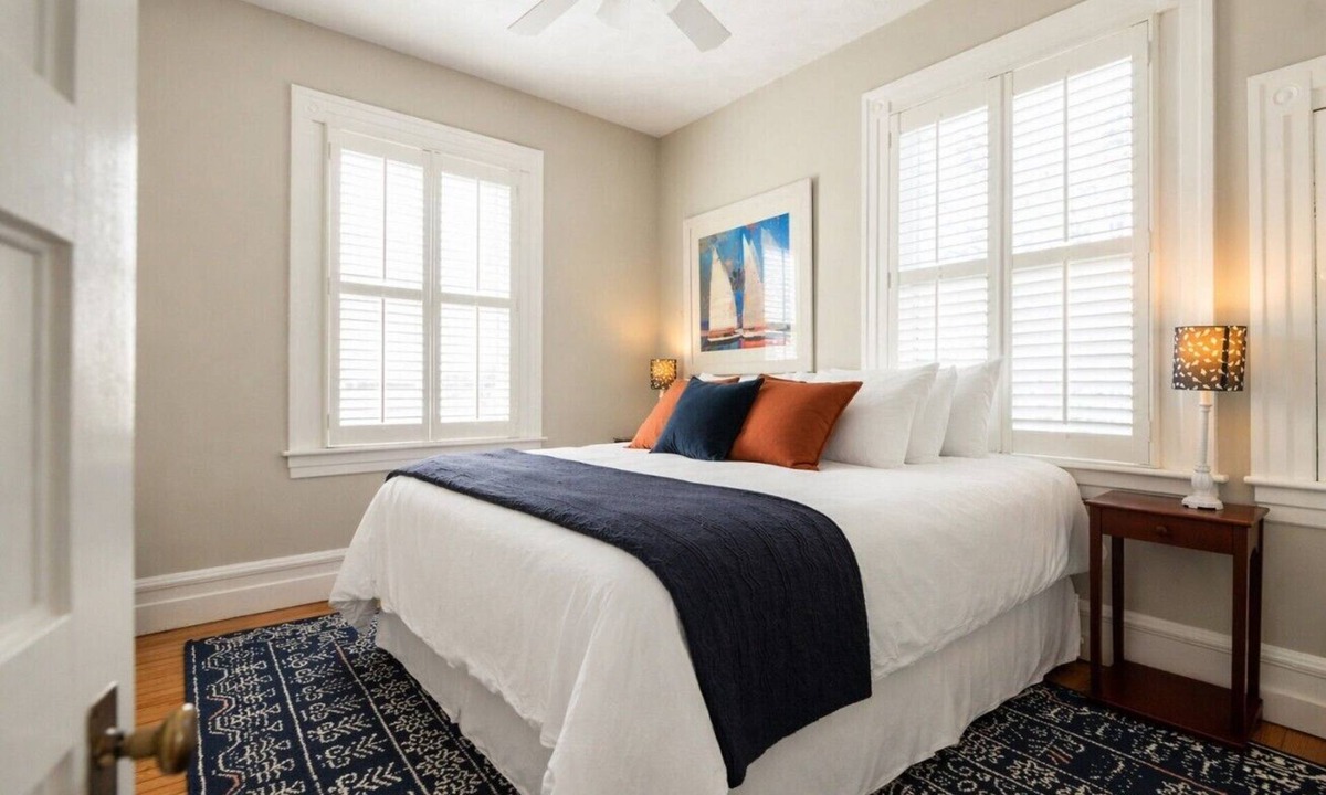 Edenton Bed & Breakfast | Captain’s Quarters Inn Downtown Edenton King Bed 2nd Floor