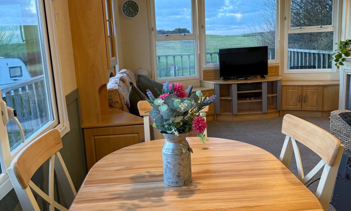 Holyhead Cabin | Captivating 2-Bed static caravan in Holyhead