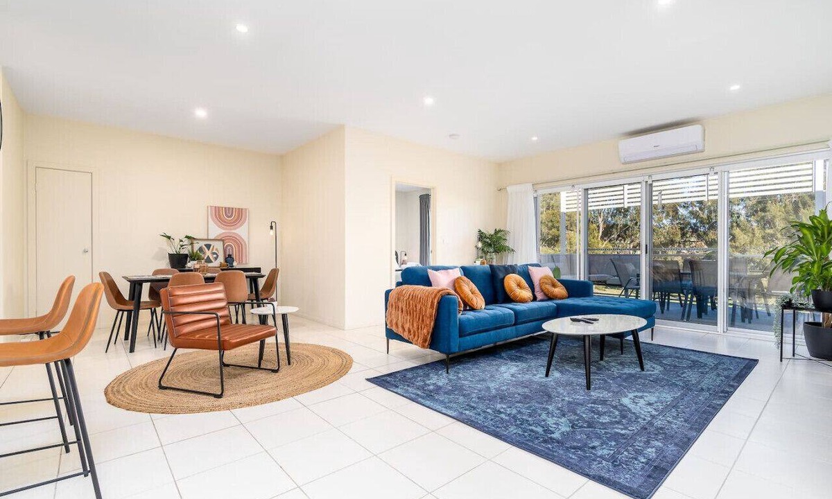 Lyneham Apartment | Captivating 3BR/2BA APT close to Dickson Shopping!