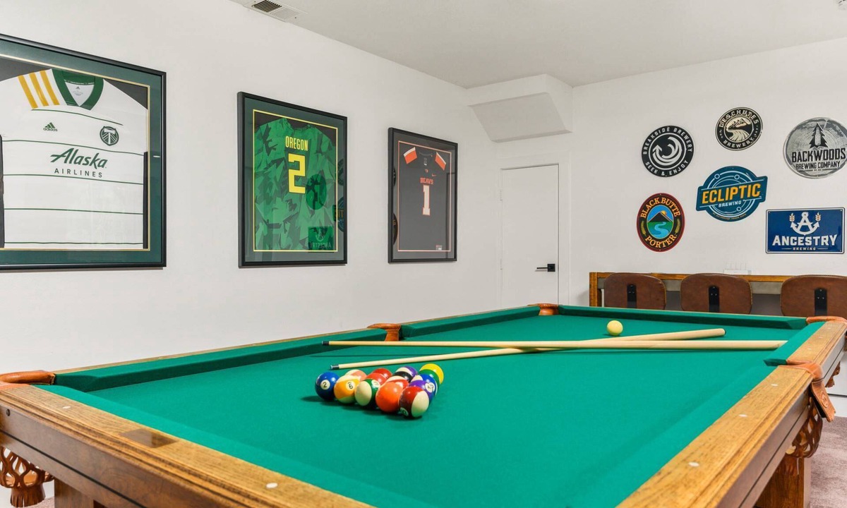 West Linn House | Captivating and Charming Retreat, Game Rooms, Pool Table, Foosball, 20 Min to Portland