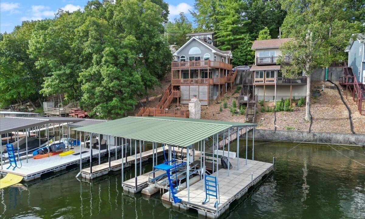 Village of Four Seasons House | Captivating Views, Amazing Design and Lake Living