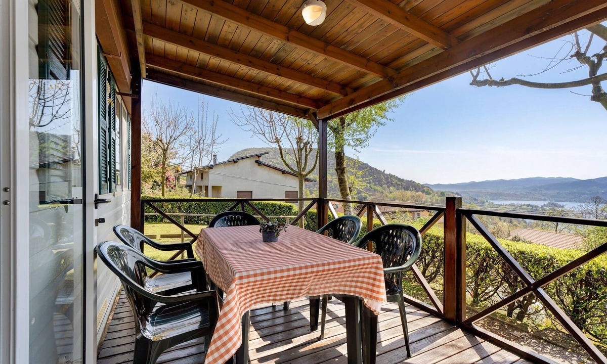 Pratolungo RV Rental | Caravan 'Mobile Home Comfort Vista Lago' with Lake View, Shared Pool and Private Garden